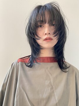 ホロ(hollo) ミディアムウルフカットレイヤーロングウルフブルーブラック