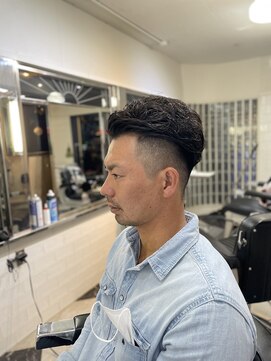 メリケンバーバーショップ フクオカ(MERICAN BARBERSHOP FUK) かき上げヘアショートレイアーくせ毛風パーマコンマヘアS90