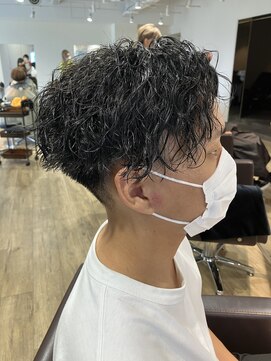 エヌプラス(N+) 刈り上げセンターパートサーフカールブルーブラッフェザーパーマ