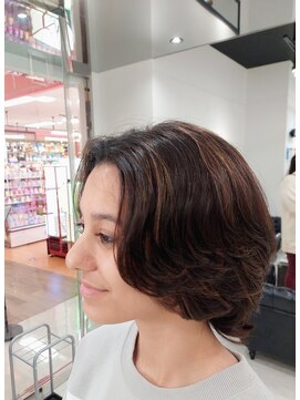 ウェスト(WEST) Hush cut and natural highlights