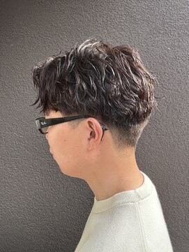 ヤスムラ(YASUMURA) 無造作な動きが遊び心を演出するスパイラルパーマ