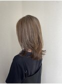 筋感のある細めハイライト外国人風オフィスで浮かないハイライト