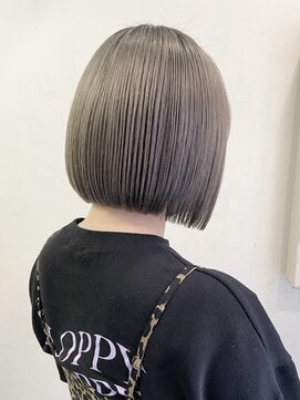 ヒビヲ(HIBIO) ショートボブミルクティーベージュブリーチダブルカラー横浜西口