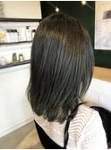 暗髪ブルーグレージュ×ミディアムストレート