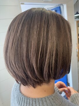 バズ(BUZZ) 伸ばしかけ重ためショートボブとハイライト★さのあおい