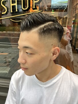 フォーコーナーズ(Four Corners) サイドパート/スキンフェード/刈り上げ/七三分け