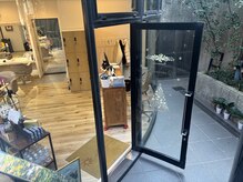 緑が多く太陽の光の入る半地下のお店です。