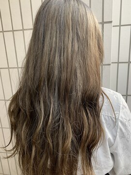 ディスオモテサンドウ 表参道(This OMOTESANDO) オリジナルのケアブリーチでダメージを極限まで減らしてます!