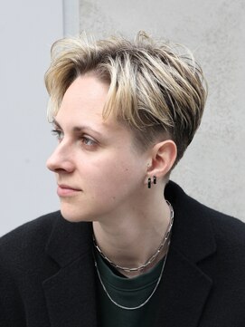 マニッシュな雰囲気のショートヘアとハイライト