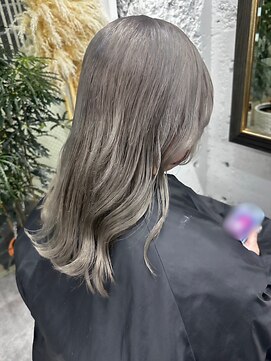 リア(riah) ブリーチカラー/グレーアッシュ/ミディアム/ゆる巻き/レイヤー