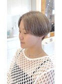 20代30代小顔丸みハイトーンベージュショート