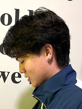 ノーエン(noen) センターパートスパイラルパーマツーブロック刈り上げメンズヘア