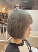 自然と内に収まるボブ/シルバーベージュ/ブリーチカラー