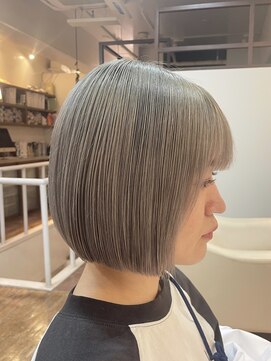 スタジオフォーエイチ(STUDIO 4H) 自然と内に収まるボブ/シルバーベージュ/ブリーチカラー