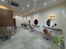スワン(SWAN)の雰囲気（木目調の雰囲気の店内）