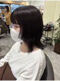 前髪のある黒髪ベースのボブスタイル。