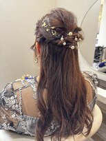 ユニカ オレ(UNIKA ore)&nbsp;大人可愛いパールと金箔のハーフアップ