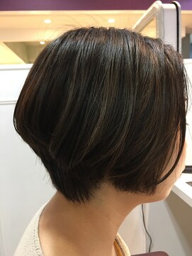 ベルス(bellus) 前下がりショートボブ
