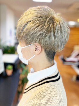 アークスヘアー ハイトーンホワイトアッシュメンズクラウドマッシュ丸み束感