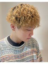 フリーク バーバーショップ 都島店(FREAK BARBER SHOP) 金髪ツーブロックモテマッシュ波巻きスパイラルパーマ
