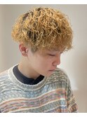 金髪ツーブロックモテマッシュ波巻きスパイラルパーマ