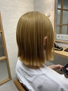 アレクサ 保谷(ALEXA) 寒色ゴールド　ブロンド　切りっぱなしボブ