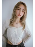 ブリーチと淡いベージュカラーがとにかく柔らかでお洒落に魅せる