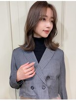 大人クアンクくびれレイヤー外ハネミディアム