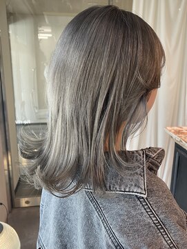 ロリム(RorriM) ウルフカット　ダブルカラー　ホワイトシルバー　レイヤーカット