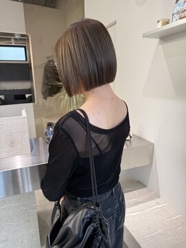 ステン(sten) ダークグレージュ切りっぱなしボブ