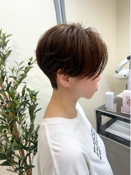 ユニ 江坂(Uni.) ハンサムショート　センターパート　前下がり　メンズライク