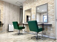 木目調のナチュラルな優しい空間で美しさを演出いたします。