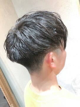 ヘアーシグネチャー(Hair Signature) トレンドの2ブロックの刈り上げ超ふんわりパーマスタイル