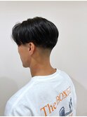 メンズスタイル　スキンフェード　センターパート　ツーブロック