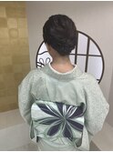 顔回りスッキリ！王道シニヨン