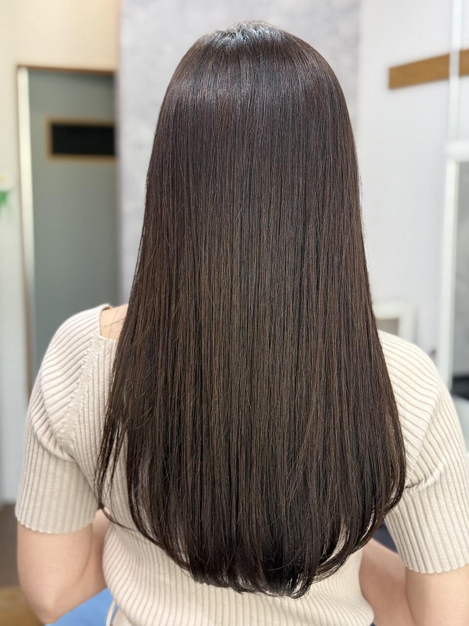 べージュ系のカ-キ色です。 コンフォートbeとmerge カーキベージュが程よい明るさになる比率