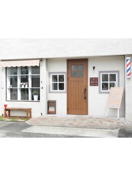 シンプルで清潔感のある落ち着いた店内とマンツーマン施術で、リラックスできる空間をご提供いたします。