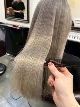 イリ 心斎橋(ili) ハイライトカラー/ミルクティーベージュ/レイヤーカット