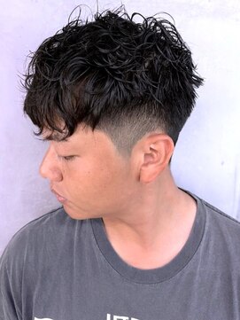ディスイズバーバー(THIS IS BARBER) 黒髪ショート スペインカール 束感 刈り上げ パーマ【札幌】