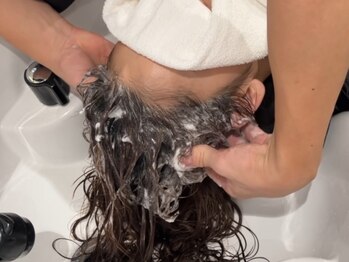 美容室 髪人形の写真/◇健康な髪は頭皮から◇アロマの香りでリラックス♪気軽に試せるクイックコースもご用意しております。