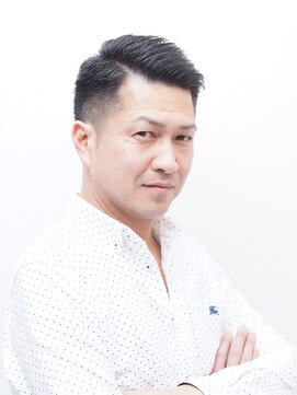 伊っ床屋 八二パートにウェットヘアで、大人の渋きを演じたスタイル