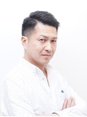八二パートにウェットヘアで、大人の渋きを演じたスタイル