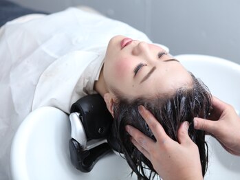 ヘアーサロン メイキング(hair salon MaKiNg)の写真/地肌と髪を健やかに、美しく…頭皮の血行を促進し、エイジングケアも叶える至福のスパを堪能してみて♪