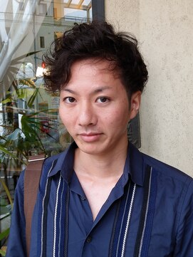 オム ヘアー(Hommes Hair) アシンメトリーを強調したアップバングスタイル