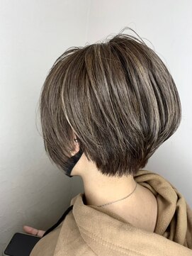 モルニ(MORNI) くびれショート_マロンベージュ Aラインボブ かきあげ