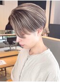 ホワイトブロンド刈り上げボブフェザーショート_ba470571