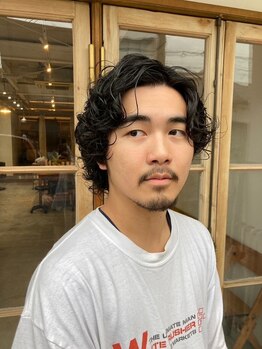アクビー(AKuBii)の写真/<感度の高いMen'sから支持される人気サロン>カットだけじゃなく炭酸シャンプーで汚れを落とし健康的な髪へ