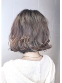 ピンクグレージュでクシャッとボブ