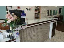 ナムナム 本陣店(NAM2)の雰囲気（白を基調としたレセプション。）