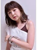 リラックス感の束感のあるカールと大人の女性のくみあわせ